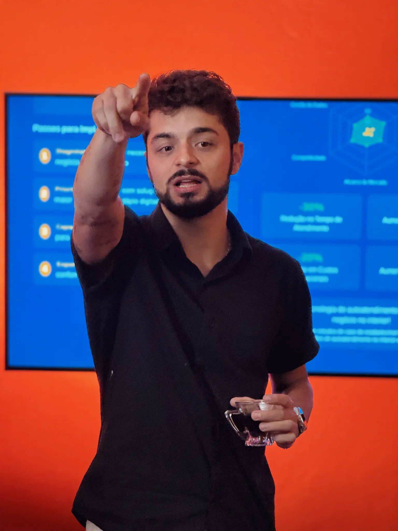 Palestrante explicando soluções